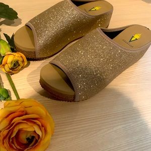 Volatile platform shoe